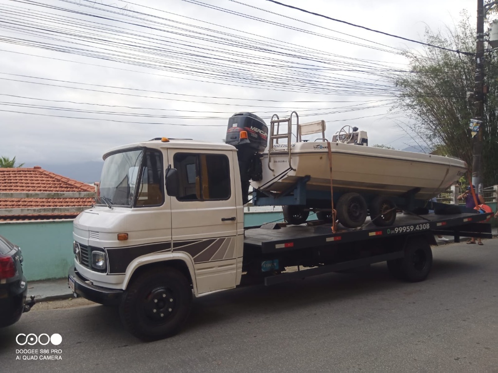 Guincho rebocando uma pequena embarcação, mostrando a versatilidade do serviço.